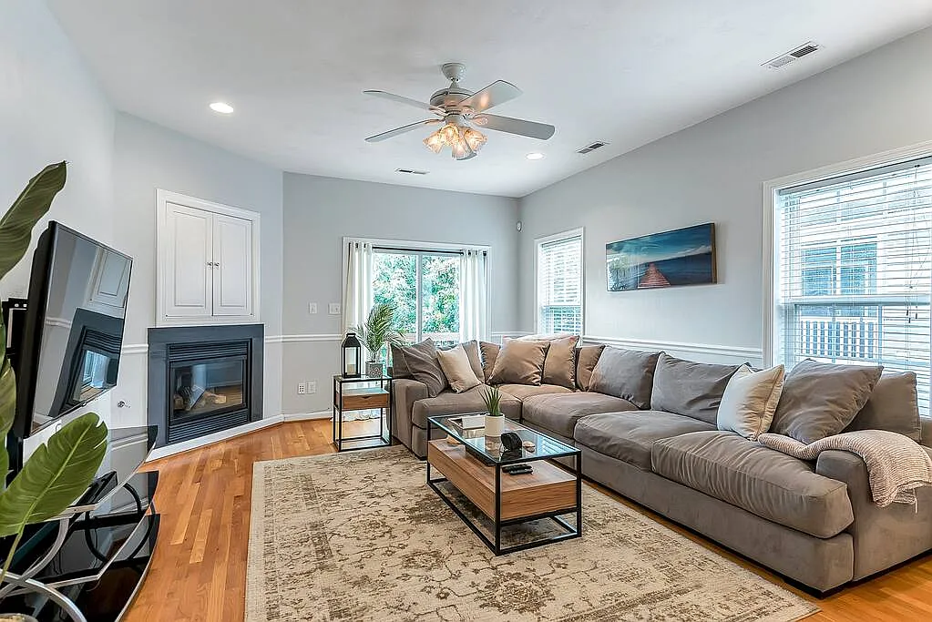 3 bed, 2.5 bath, 2028 sqft, $5,500 — Photo 1