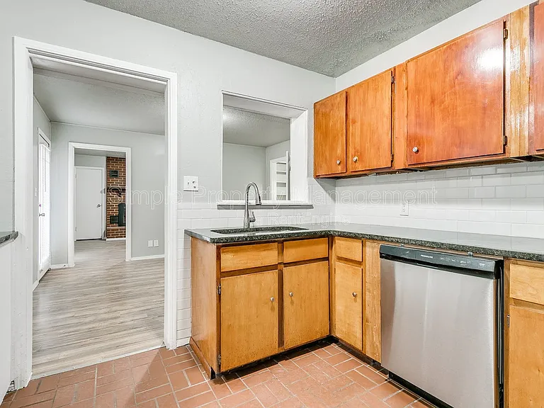 409 E Hill Dr — Photo 7
