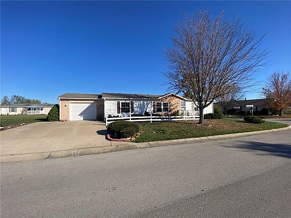 3rd image of 924 NE White Oaks Ln