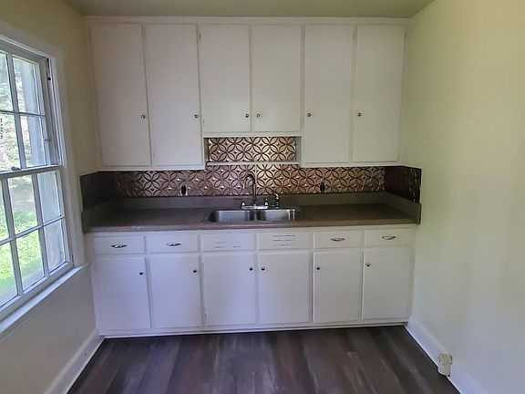 2nd image of 627 Scott Ave #627