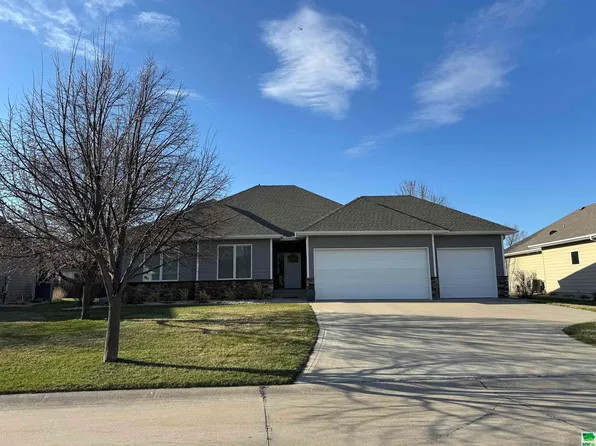 584 Bluestem Trl, North Sioux City, SD 57049