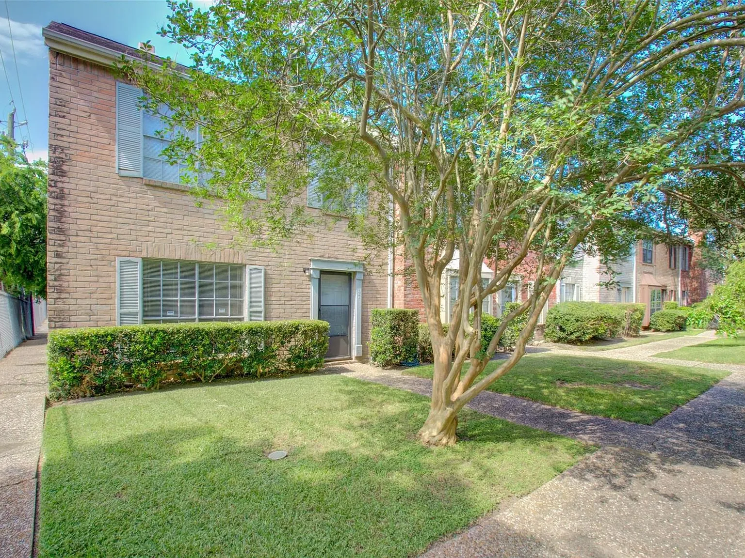 2 bed, 2.5 bath, 936 sqft, $1,350 — Photo 2