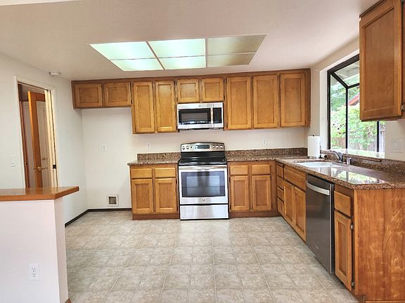 4th image of 518 Maria Dr