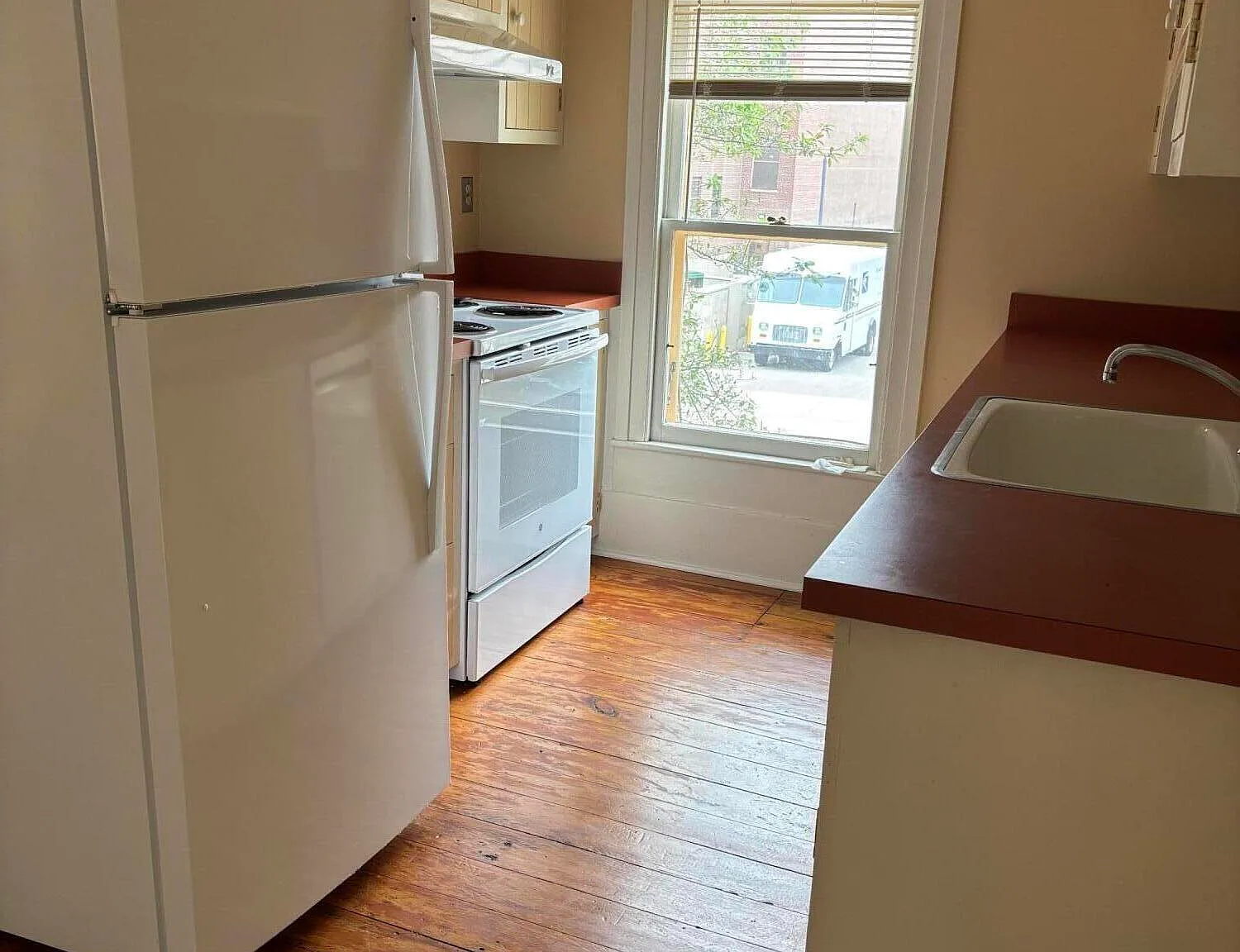 3 bed, 1.5 bath, 4450 sqft, $3,400 — Photo 4