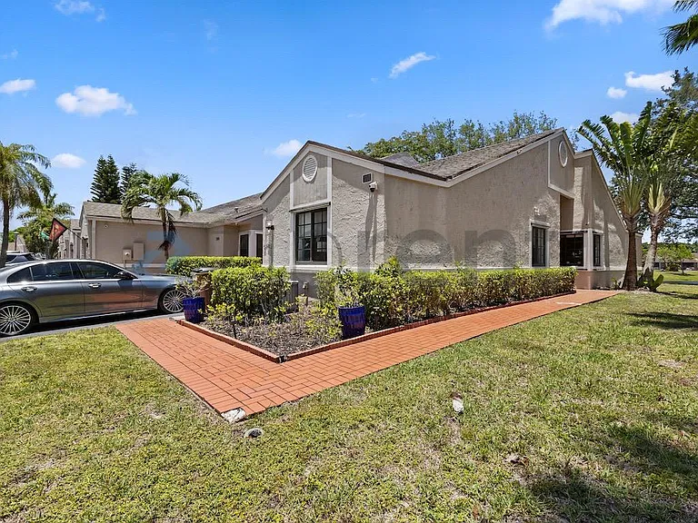 5140 NW 11th Dr — Photo 31
