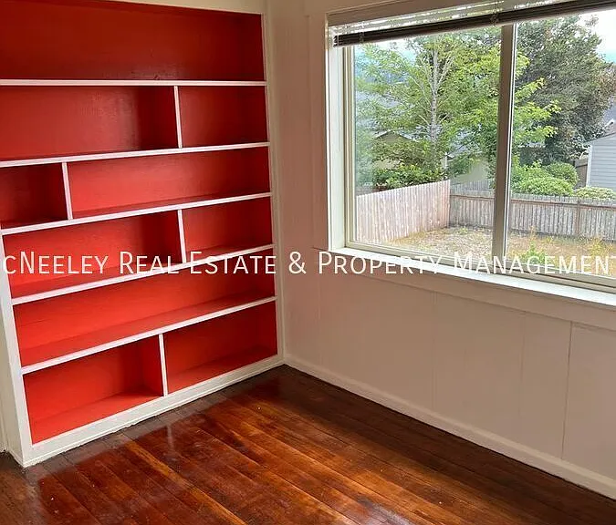 889 N Lincoln St — Photo 12
