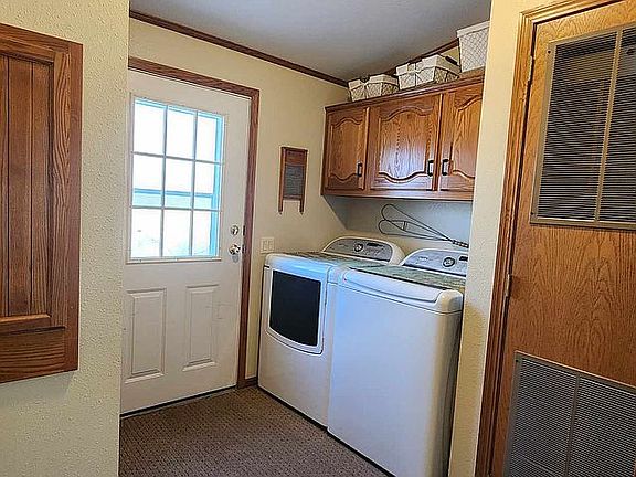 Entry way with laundry 2/2