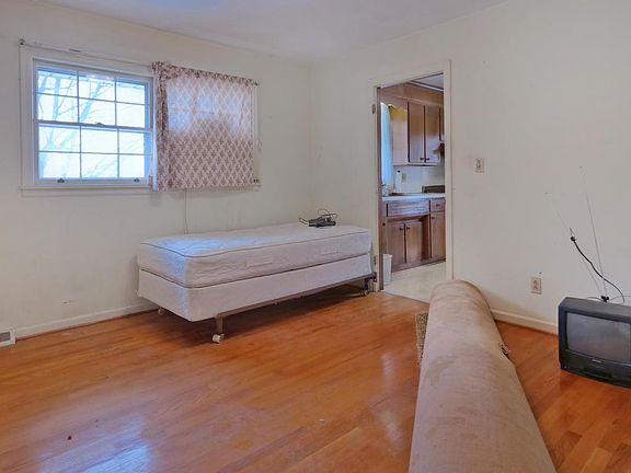 5th image of 5938 Village Ln