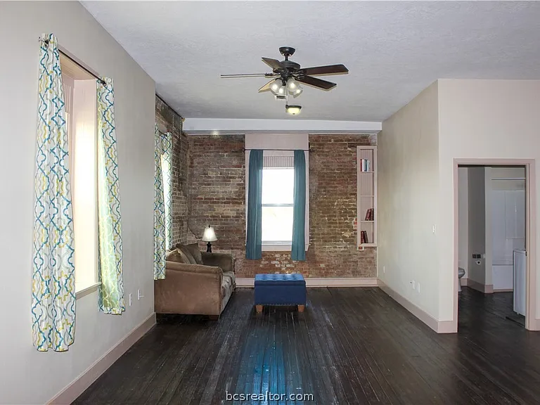 100 E Buck St #B — Photo 1