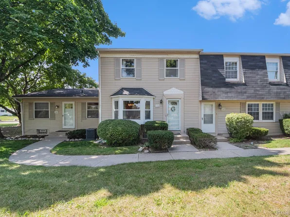 106 Lake Village Dr, Walled Lake, MI 48390