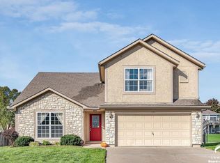 238 S Whilshire Dr, Tonganoxie, KS 66086