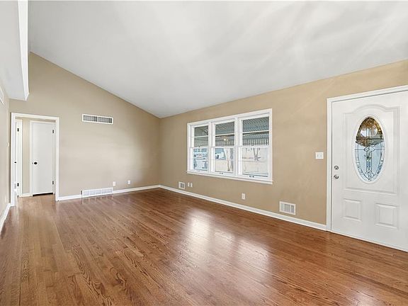 2nd image of 311 NE Arlington Cir