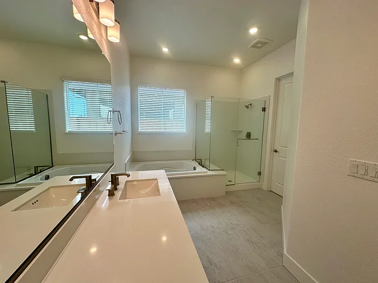 527 E Fiorino St — Photo 9