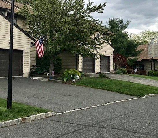 2nd image of 10 Blue Bird Ct
