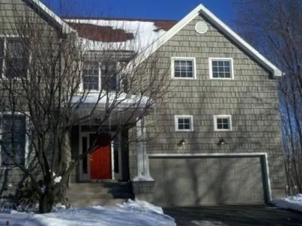 8 Harwich Ln, West Hartford, CT 06117