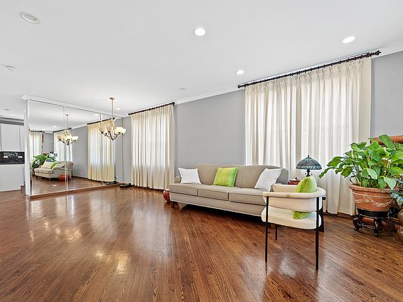 3rd image of 1018 Park Pl
