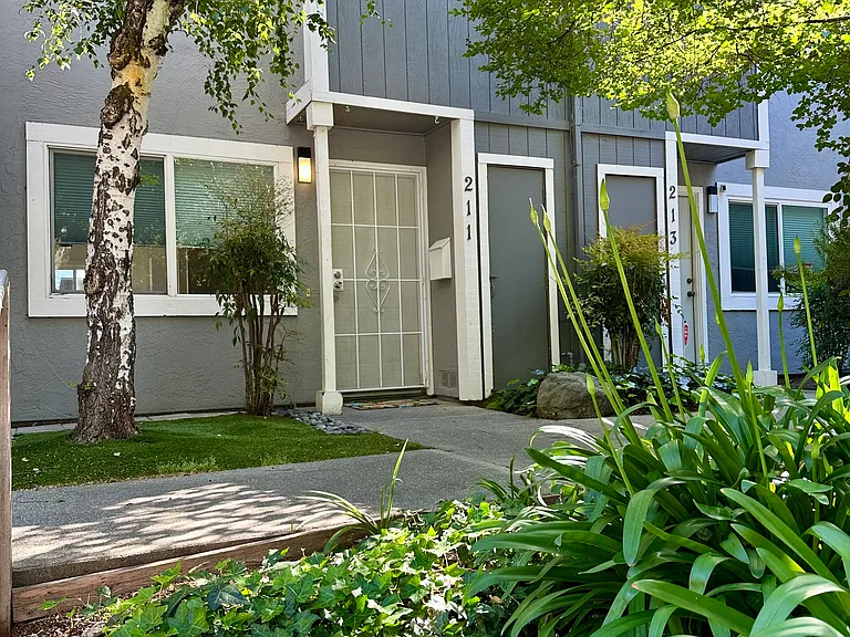 211 Arana Dr — Photo 1