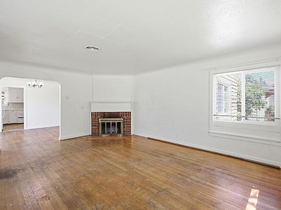 5th image of 2189 Hilyard St