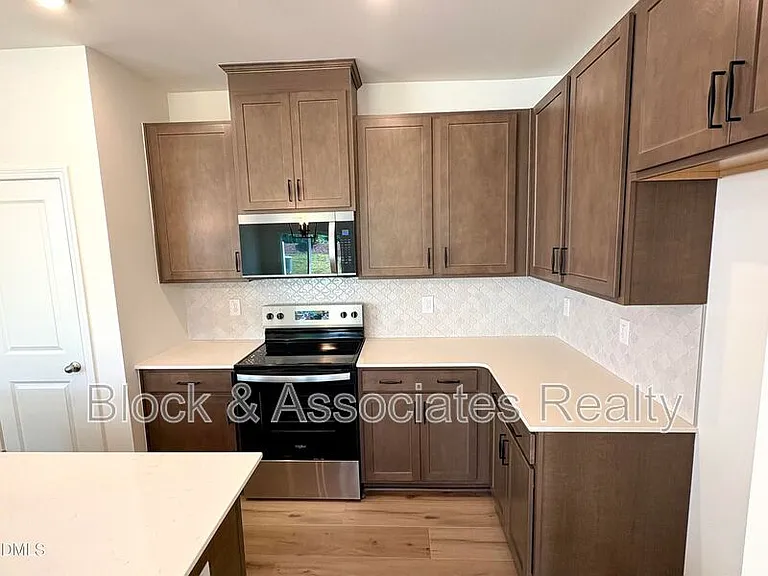 2040 Oakdale Dr — Photo 3