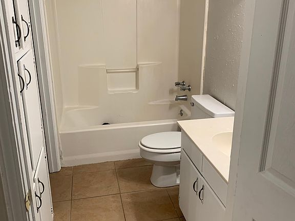 5th image of 2220 Thornhill Ave