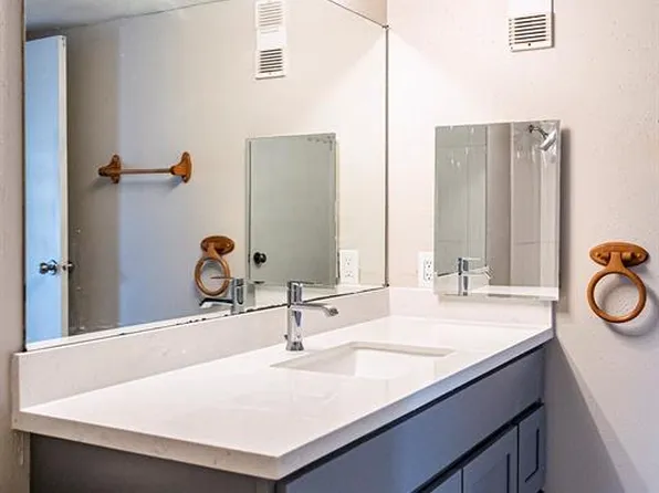 3075 Walnut Bend Ln APT 26, Houston, TX 77042