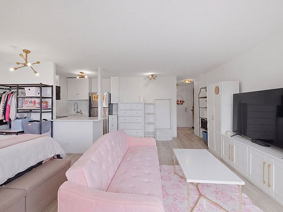 4th image of 4343 N Clarendon Ave APT 810