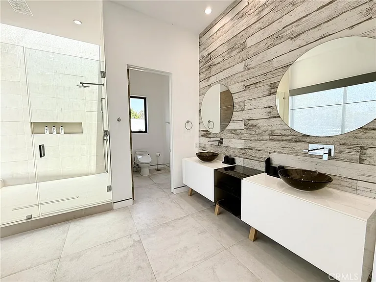 415 N Martel Ave — Photo 23