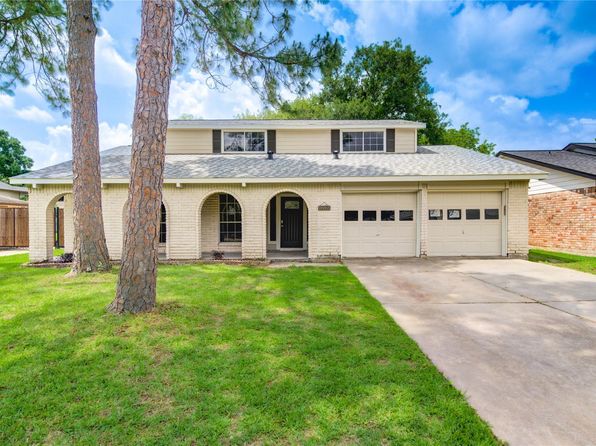 12035 Meadowdale Dr, Meadows Place, TX 77477