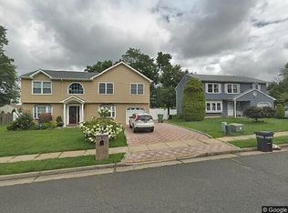 5 Wakefield Dr, Edison, NJ 08820