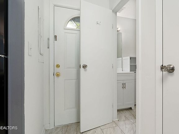 5th image of 114 Wilshire Heights Dr