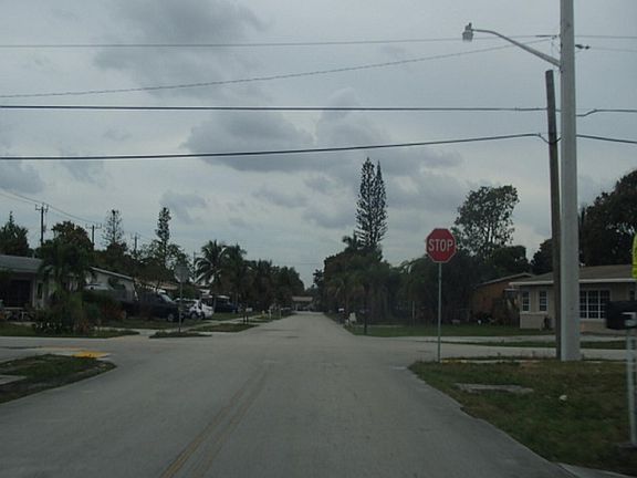 4th image of 2411 NE 9th Ave