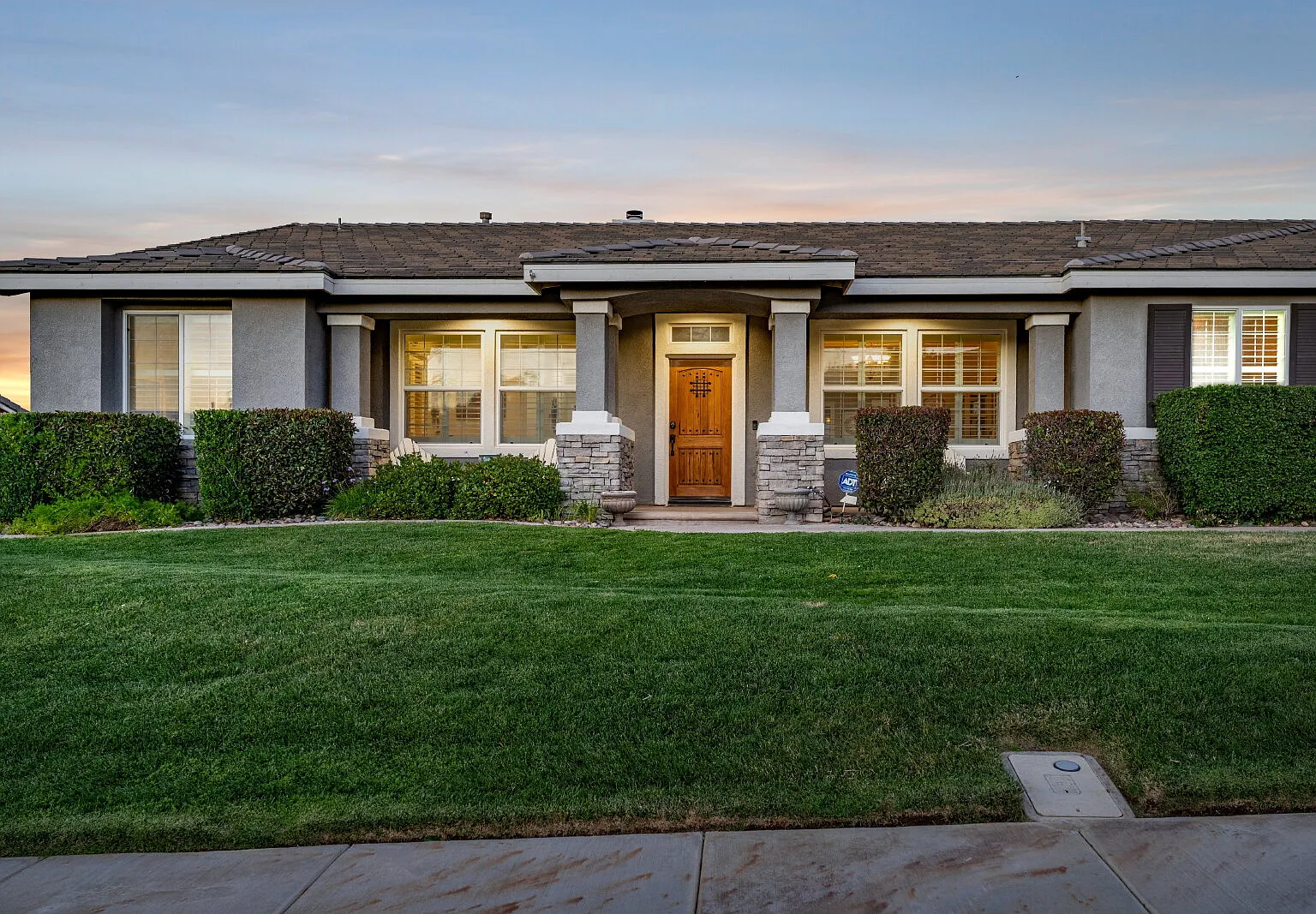 5 bed, 3.0 bath, 3147 sqft, $4,450 — Photo 2