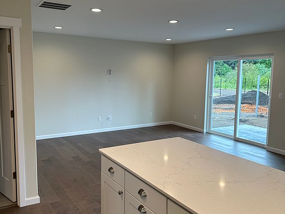 3rd image of 6704 Summerset Dr SE
