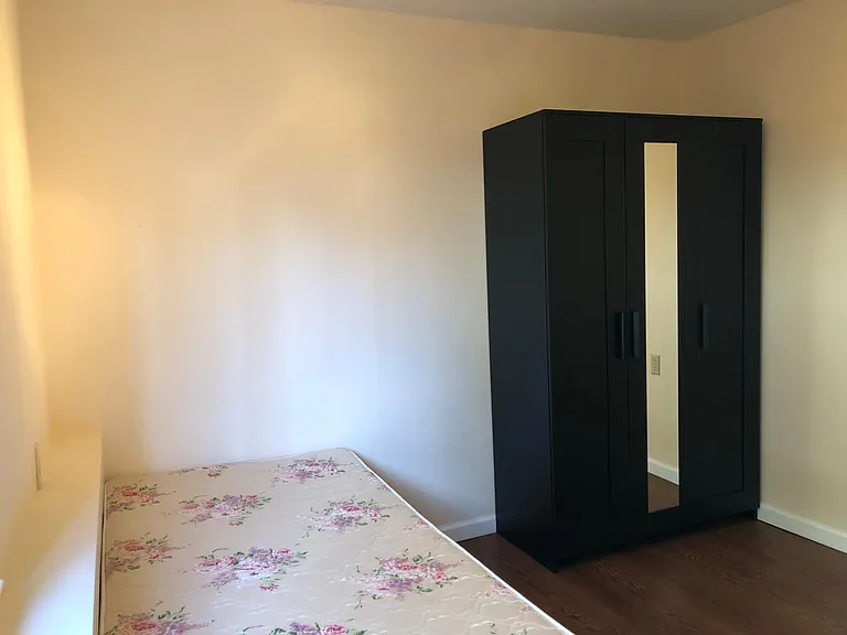 Bedroom #4: Twin Bed. Large Closet with Mirror.