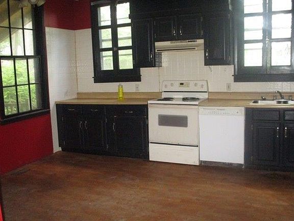 4th image of 111 E Walnut St