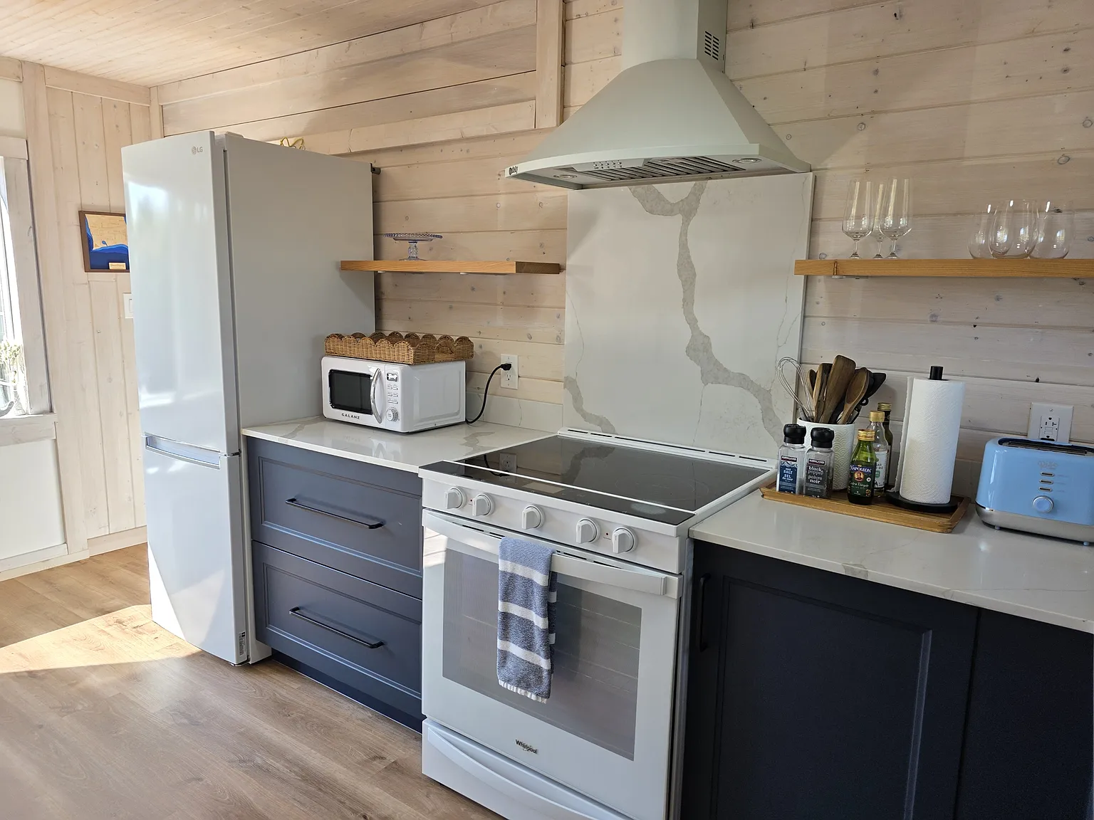 South Beach Bungalow - Short-Term Rental - Seasonal — Photo 4