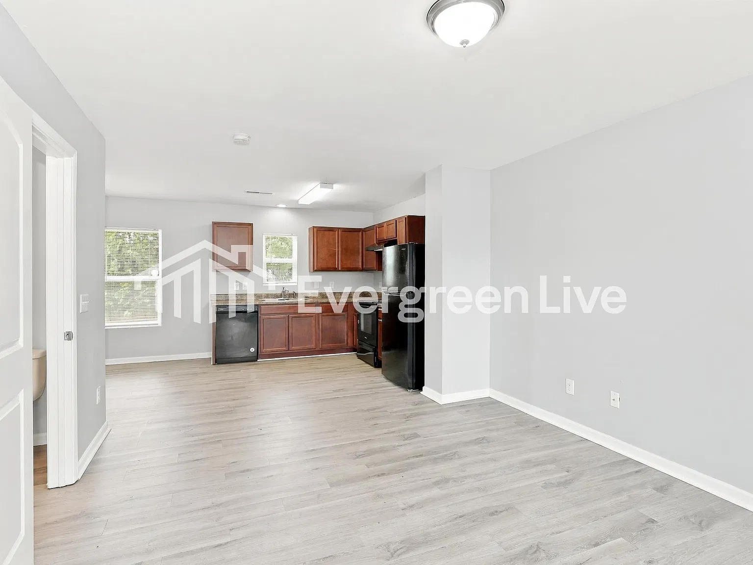 3 bed, 1.5 bath, 1000 sqft, $1,045 — Photo 3