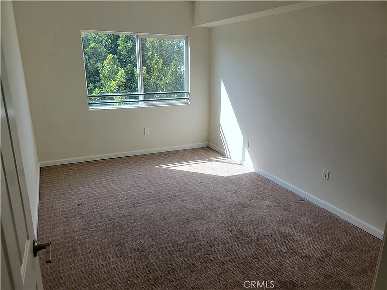 9126 Langdon Ave #303 — Photo 10