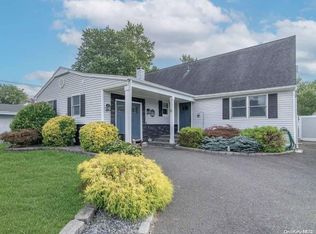 51 Normandy Dr, Holbrook, NY 11741