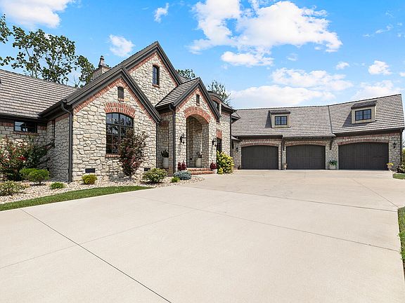 4th image of 871 E Kenmare Court