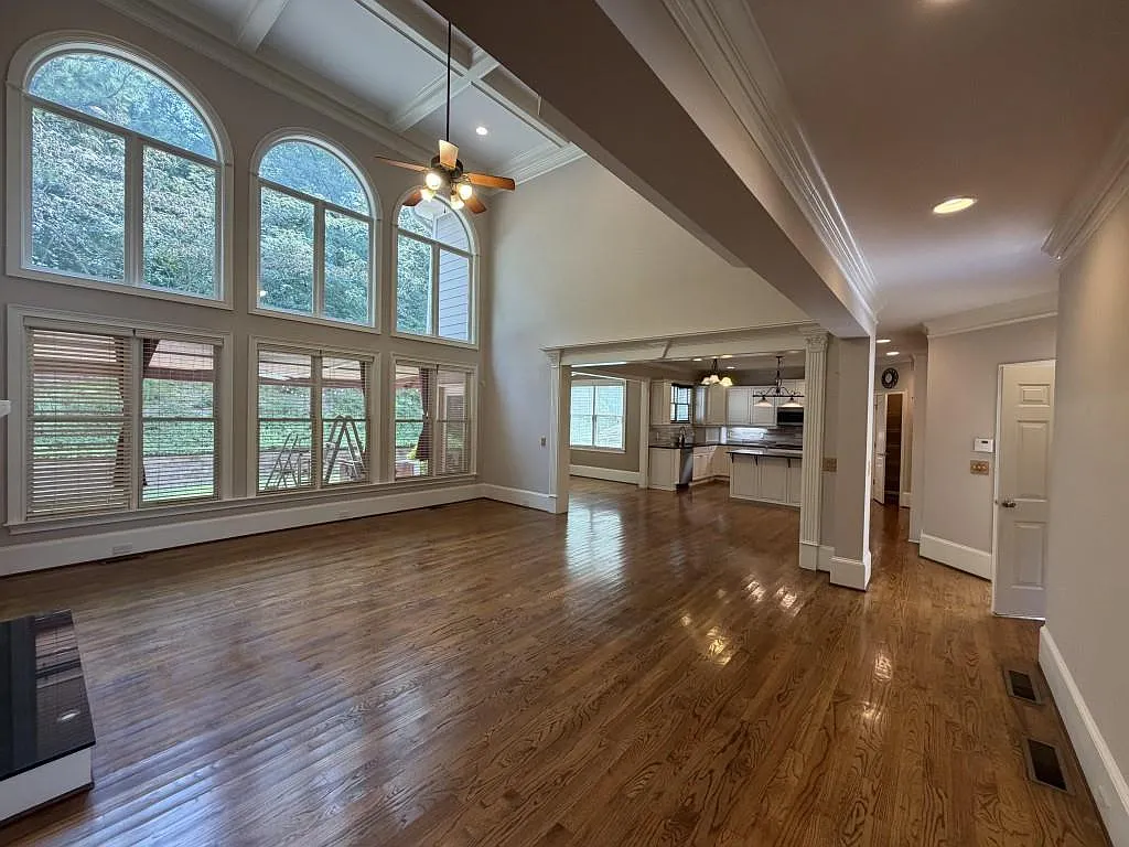 5 bed, 4.0 bath, 5488 sqft, $5,600 — Photo 3