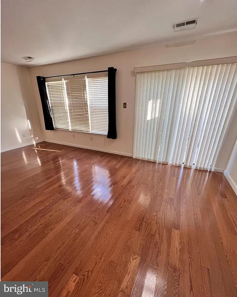 2 bed, 2.5 bath, 1300 sqft, $2,750 — Photo 3