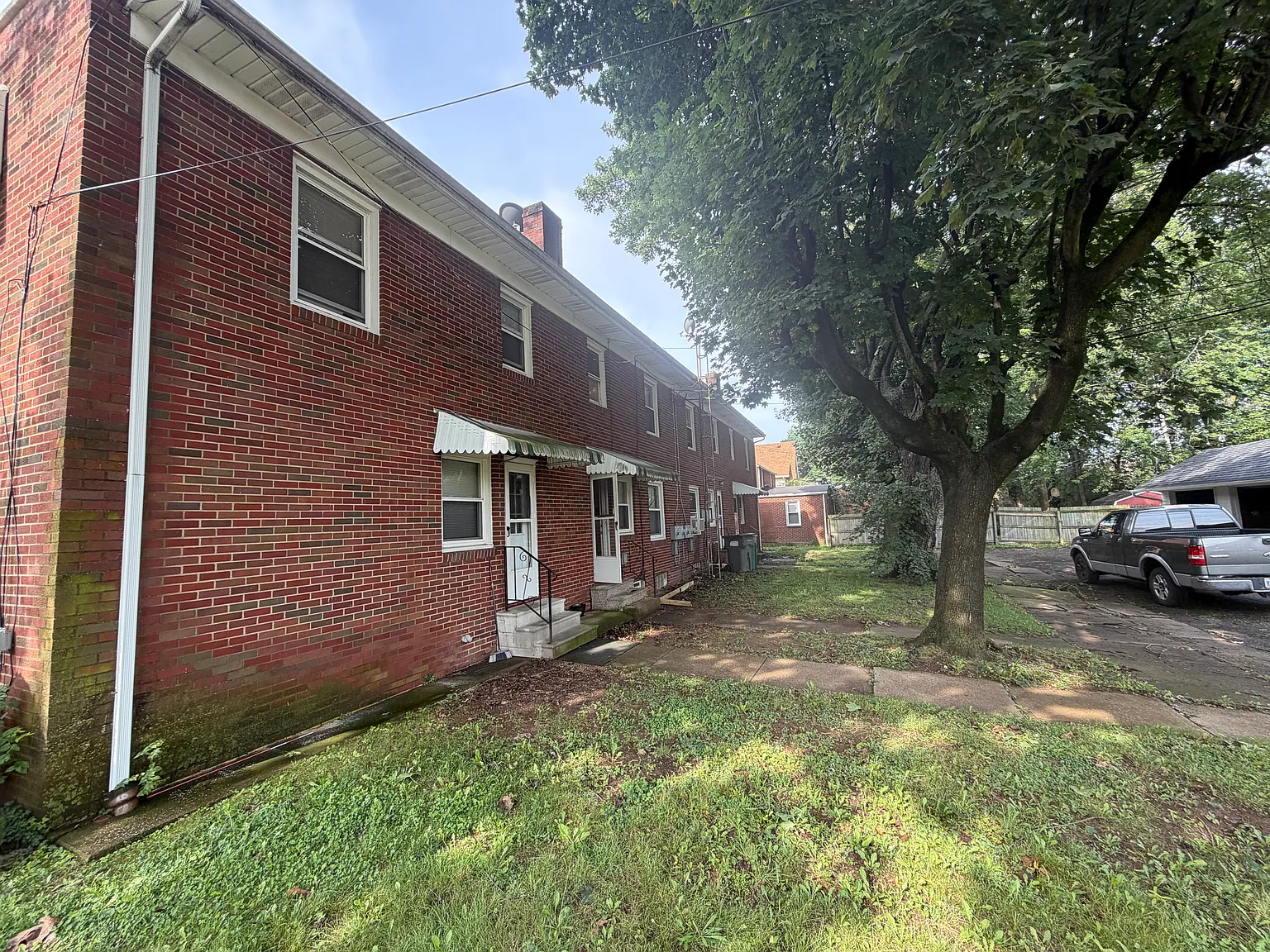 2 bed, 1000 sqft, $998 — Photo 2