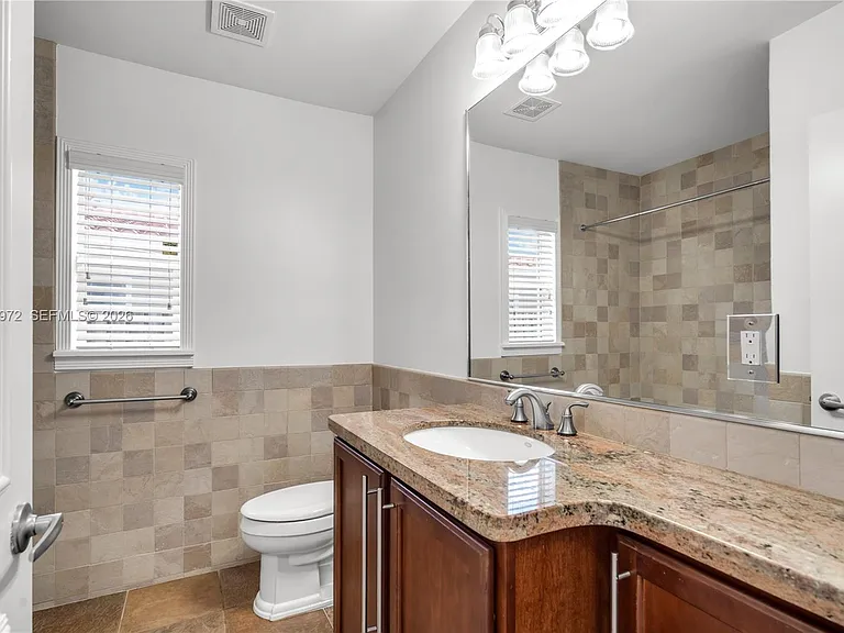 720 NE 17th Ter — Photo 25