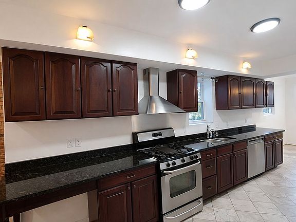 5th image of 1933 4th St NE