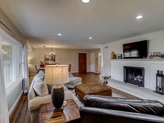 3rd image of 3825 Lincoln Ave
