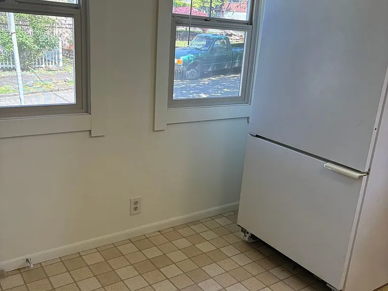 1115 SE Roberts Ave — Photo 18