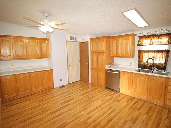 5th image of 640 Lois St