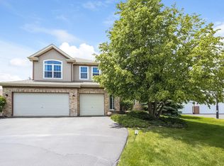 2220 Cathedral Ct, Gurnee, IL 60031