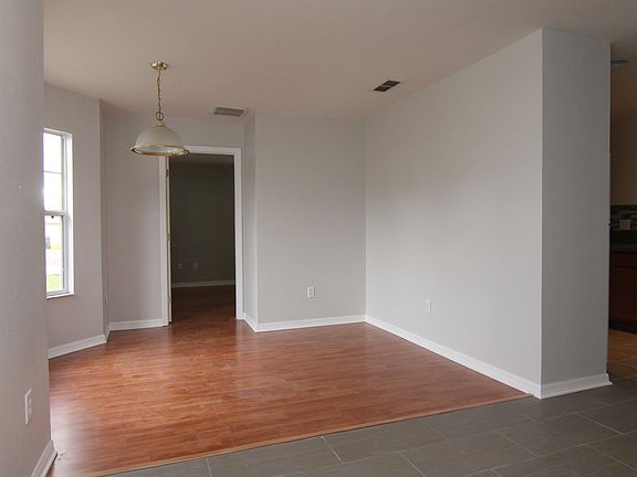 4th image of 358 Erie Ct